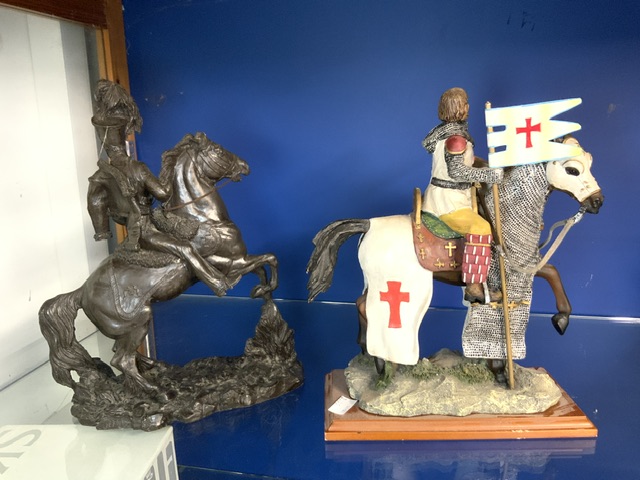 TWO SOLDIERS ON HORSE BACK KNIGHTS TEMPLAR AND HEREDITIES COLD CAST RESIN 30CM - Image 2 of 4