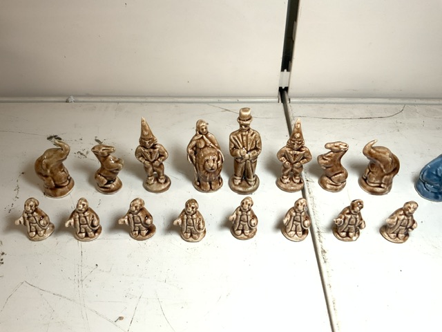 BLUE AND BROWN WADE CERAMIC CHESS PIECES - Image 4 of 5