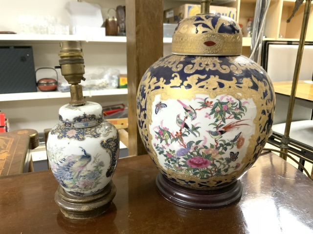 TWO CHINESE PORCELAIN TABLE LAMPS - Bild 2 aus 3