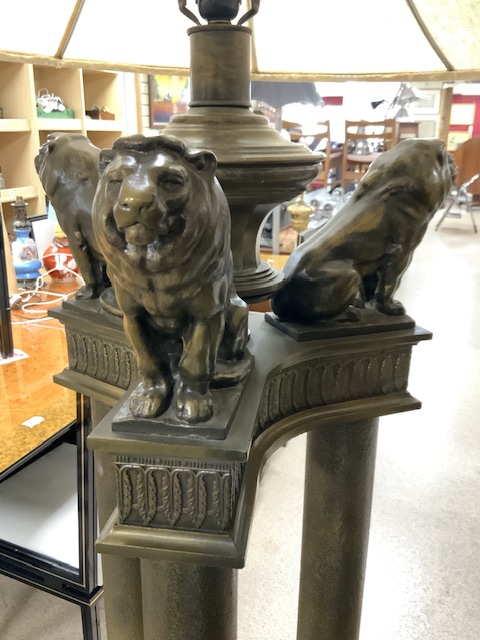 BRONZED METAL AND RESIN STANARD LAMP AS THREE COLUMN SUPPORTS WITH THREE KNEELING LIONS BOUGHT - Bild 4 aus 4