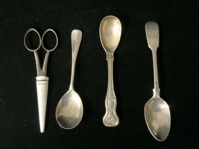 FOUR ANTIQUE HALLMARKED SILVER TEA SPOONS AND MORE - Bild 4 aus 5