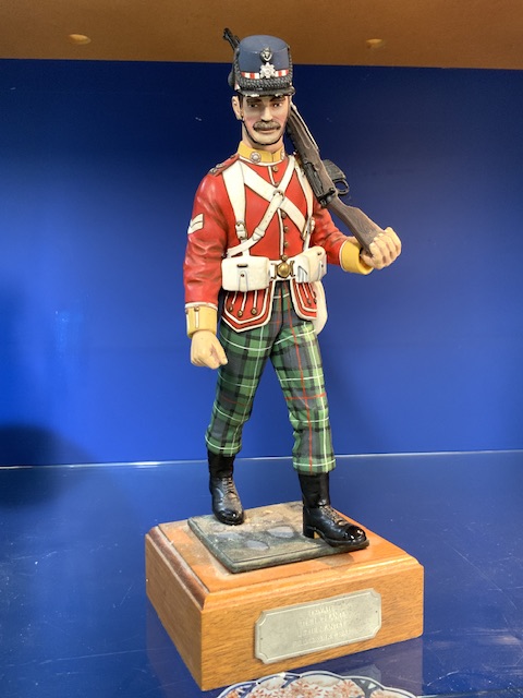 A COLD CAST PAINTED HIGHLAND LIGHT INFANTRY PRIVATE 34CM - Image 2 of 4