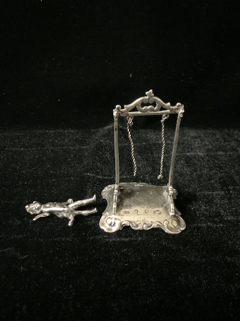 DUTCH HALLMARKED SILVER MODEL OF A GIRL ON A SWING WITH EMBOSSED RECTANGULAR BASE, IMPORT MARKS - Bild 4 aus 6