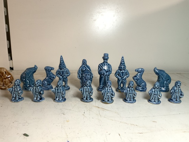 BLUE AND BROWN WADE CERAMIC CHESS PIECES - Bild 2 aus 5