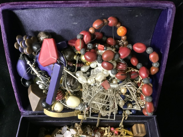 QUANTITY OF VINTAGE COSTUME JEWELLERY - Image 2 of 5