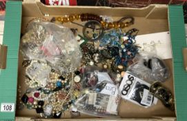 MIXED VINTAGE COSTUME JEWELLERY PEARLS, BEADS AND MORE