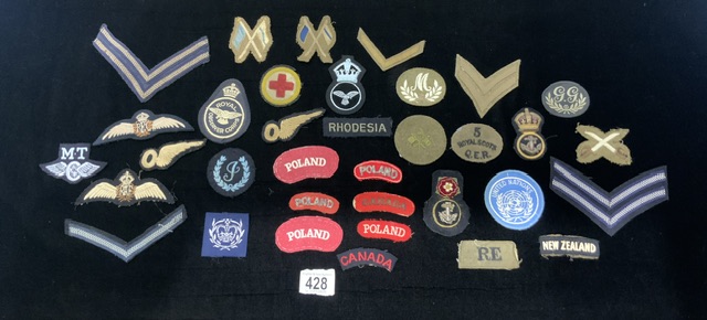 QUANTITY OF MILITARY CLOTH BADGES, NAVY, ARMY AND MORE