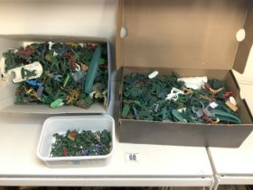 LARGE QUANTITY OF VINTAGE PLASTIC SOLDIERS INCLUDES COWBOY AND INDIANS AND BRITAINS DETAIL