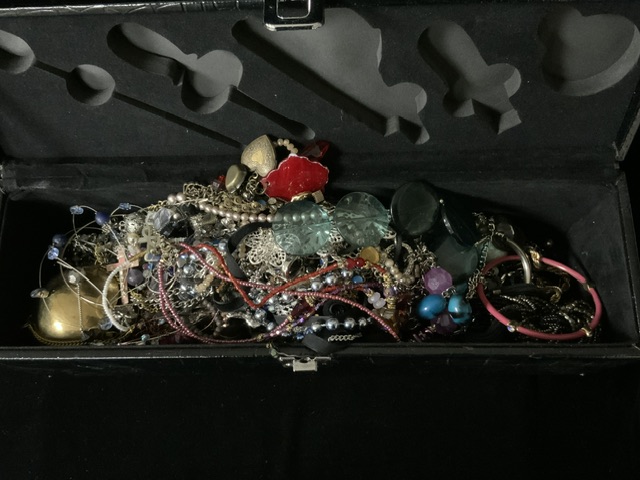 QUANTITY OF MIXED VINTAGE COSTUME JEWELLERY - Image 2 of 5