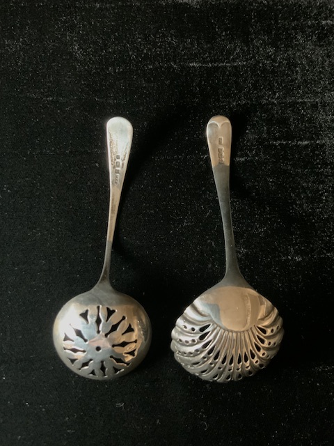 TWO HALLMARKED SILVER SIFTER SPOONS, ONE WITH SHELL SHAPED BOWL DATED 1921 BY ATKIN BROTHERS 40 - Bild 3 aus 4