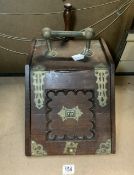 EARLY 20TH-CENTURY COAL SCUTTLE WITH BRASS DECORATION