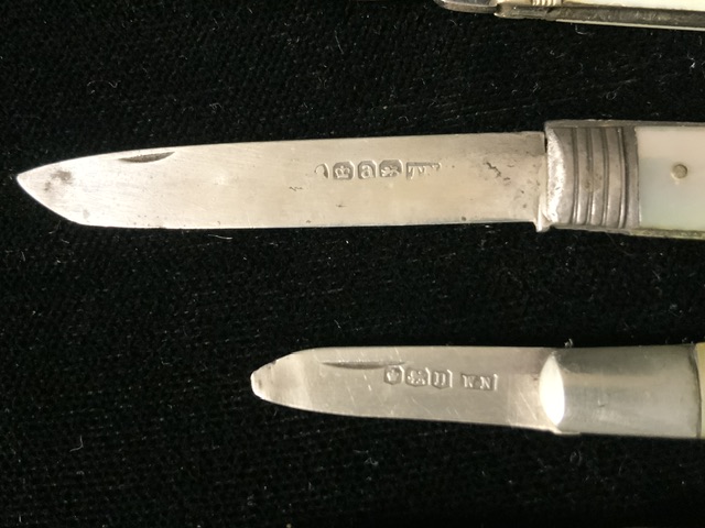 VINTAGE FRUIT KNIVES INCLUDES TWO HALLMARKED SILVER AND MOTHER OF PEARL - Bild 2 aus 4