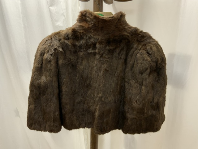 BROWN FUR CAPE AND HAT - Image 3 of 5