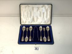 SET OF SIX HALLMARKED SILVER FIDDLE & SHELL PATTERN TEASPOONS & MATCHING TONGS DATED 1911 BY