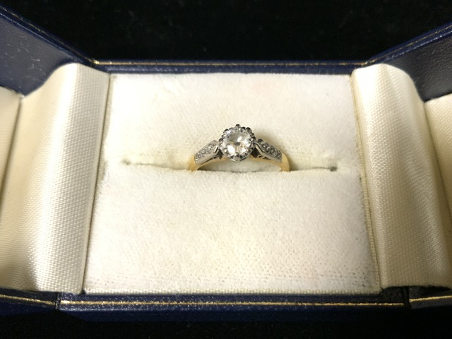 GOLD RING MARKS RUBBED AND JUST UNDER ONE CARAT OF DIAMONDS IN PLATINUM SIZE J - Image 2 of 8
