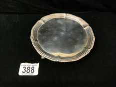 GEORGE III HALLMARKED SILVER CIRCULAR SMALL SALVER WITH GADROONED EDGE RAISED ON BALL AND CLAW