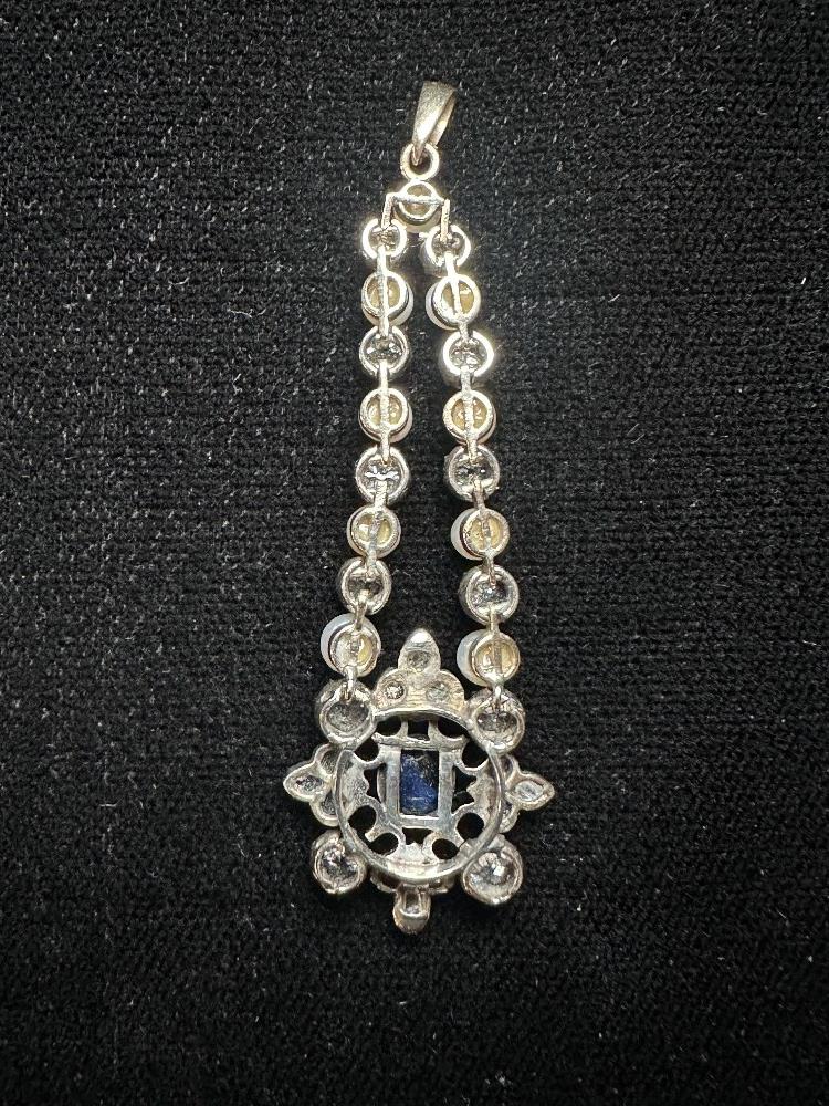 ANTIQUE WHITE METAL PENDANT DECORATED WITH 2.5 CARATS OF DIAMONDS WITH A CENTRAL SAPPHIRE AND PEARLS - Bild 4 aus 7