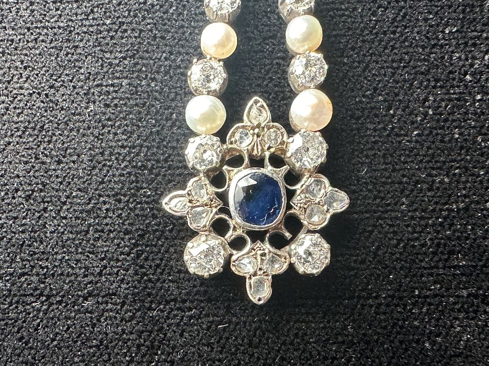 ANTIQUE WHITE METAL PENDANT DECORATED WITH 2.5 CARATS OF DIAMONDS WITH A CENTRAL SAPPHIRE AND PEARLS - Bild 2 aus 7