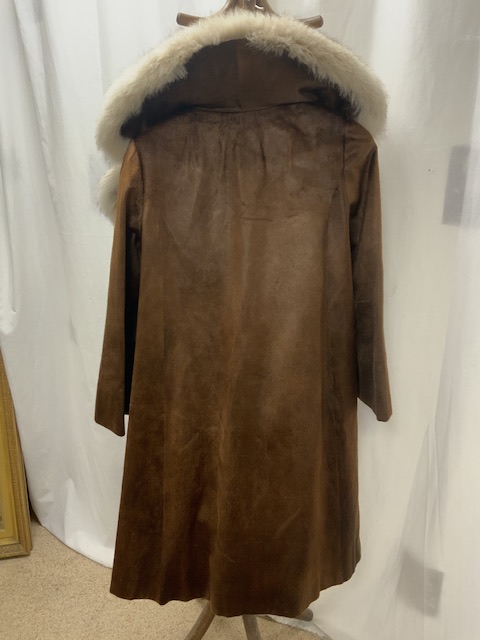 FULL-LENGTH HIDE AND FUR COLLAR COAT FROM BRADLEYS SIZE 10-12 - Image 4 of 4