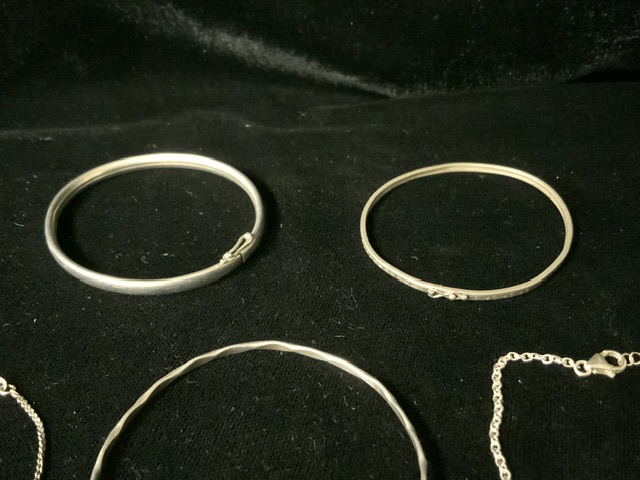 925 AND WHITE METAL ITEMS INCLUDES THREE ADULT BANGLES WITH TWO CHILDRENS BANGLES AND TWO BRACELETS - Image 4 of 4