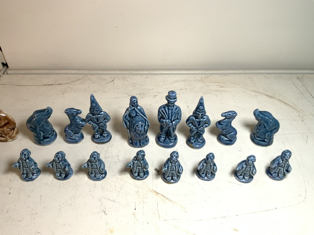 BLUE AND BROWN WADE CERAMIC CHESS PIECES - Bild 5 aus 5