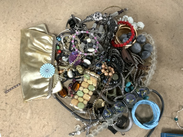 QUANTITY OF VINTAGE COSTUME JEWELLERY - Image 6 of 6