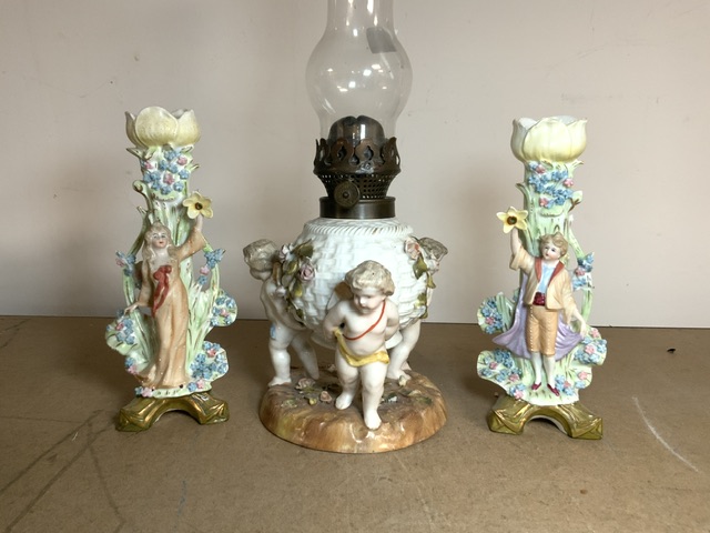 19TH-CENTURY GERMAN PORCELAIN OIL LAMP ON THREE CHERUB SUPPORTS 20CM WITH CHIMNEY AND TWO PAIRS OF - Image 4 of 6