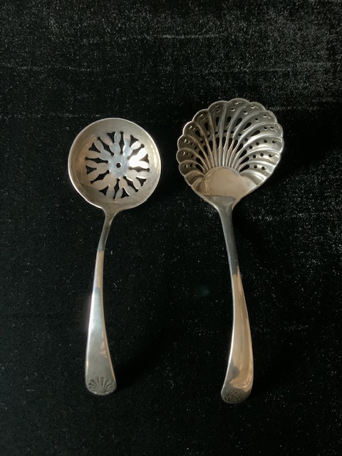 TWO HALLMARKED SILVER SIFTER SPOONS, ONE WITH SHELL SHAPED BOWL DATED 1921 BY ATKIN BROTHERS 40 - Bild 2 aus 4