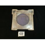 EDWARDIAN HALLMARKED SILVER PHOTO FRAME DECORATED WITH FLORAL SWAGS DATED 1907 CIRCULAR APERTURE 8.