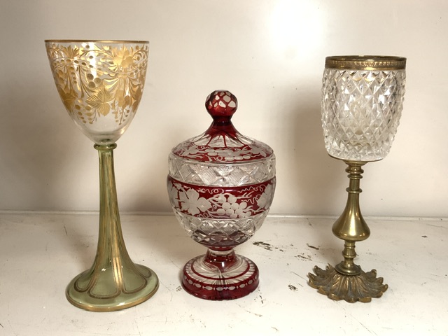 RUBY OVERLAY CUT GLASS PEDESTAL BOWL AND COVER 16CM, RUBY OVERLAY SCENT BOTTLE WITH THREE DECORATIVE - Image 3 of 4