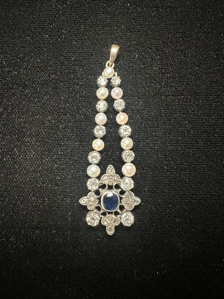 ANTIQUE WHITE METAL PENDANT DECORATED WITH 2.5 CARATS OF DIAMONDS WITH A CENTRAL SAPPHIRE AND PEARLS