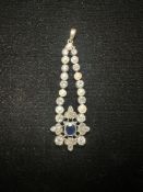 ANTIQUE WHITE METAL PENDANT DECORATED WITH 2.5 CARATS OF DIAMONDS WITH A CENTRAL SAPPHIRE AND PEARLS