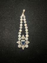 ANTIQUE WHITE METAL PENDANT DECORATED WITH 2.5 CARATS OF DIAMONDS WITH A CENTRAL SAPPHIRE AND PEARLS