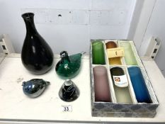 ART GLASS WITH VINTAGE BOXED COLOURED DRINKING GLASSES