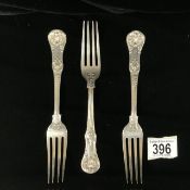 SET OF THREE VICTORIAN QUEENS PATTERN HALLMARKED SILVER TABLE FORKS WITH SHELL TERMINALS DATED