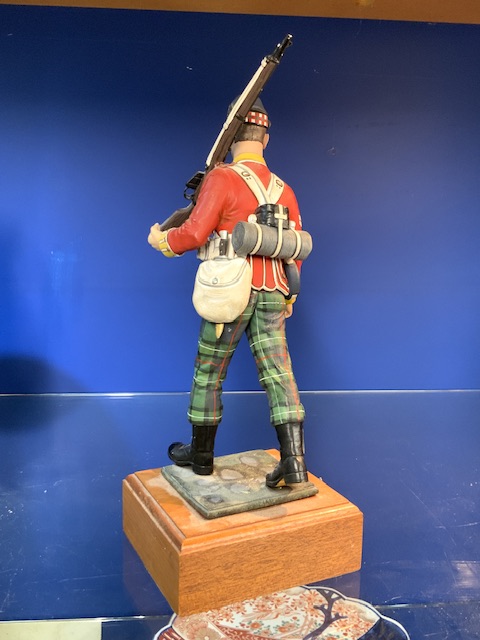 A COLD CAST PAINTED HIGHLAND LIGHT INFANTRY PRIVATE 34CM - Image 4 of 4