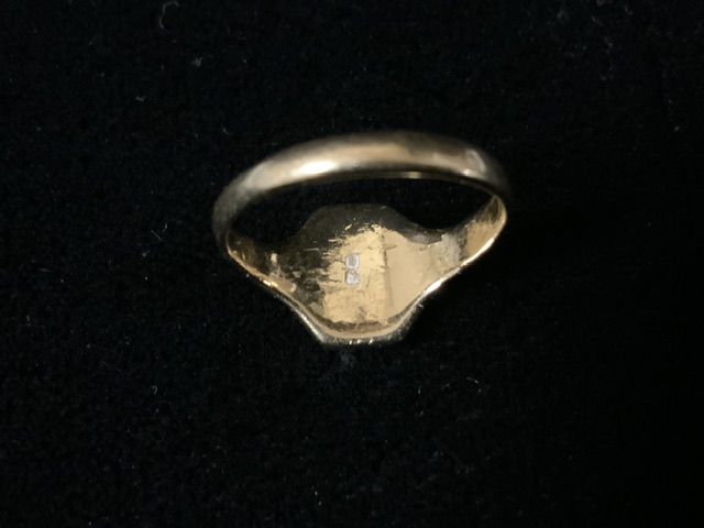 18 CARAT SIGNET RING F.5 SIZE WITH A YELLOW METAL RING WITH STONES - Image 4 of 9