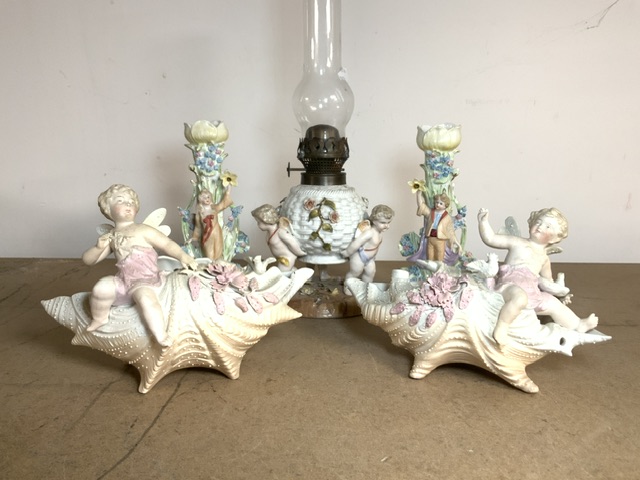 19TH-CENTURY GERMAN PORCELAIN OIL LAMP ON THREE CHERUB SUPPORTS 20CM WITH CHIMNEY AND TWO PAIRS OF - Image 2 of 6