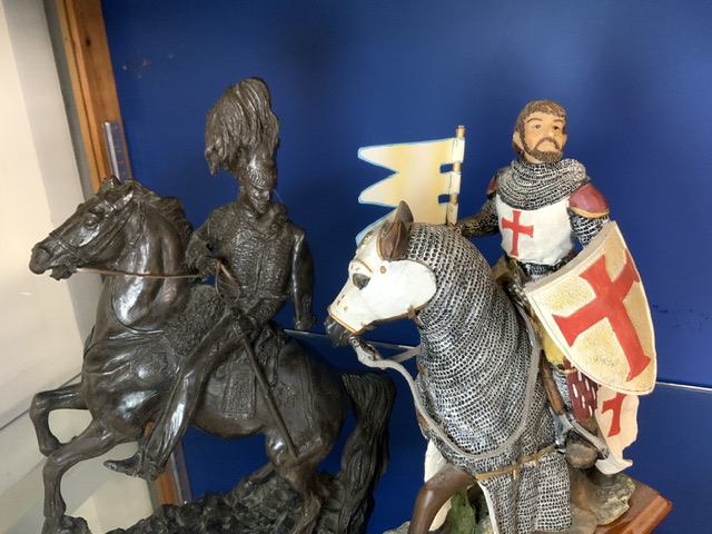 TWO SOLDIERS ON HORSE BACK KNIGHTS TEMPLAR AND HEREDITIES COLD CAST RESIN 30CM - Image 3 of 4