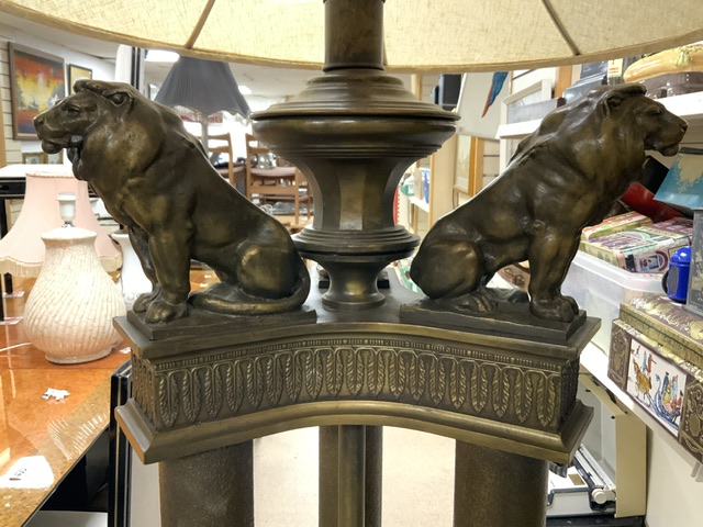 BRONZED METAL AND RESIN STANARD LAMP AS THREE COLUMN SUPPORTS WITH THREE KNEELING LIONS BOUGHT - Bild 2 aus 4