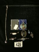 A SMALL QUANTITY OF JEWELLERY INCLUDING AN OPAL AND GREEN GEMSTONE BAR BROOCH, AN OVAL BROOCH WITH