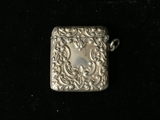 A VICTORIAN STERLING SILVER VESTA CASE; BIRMINGHAM 1898, EMBOSSED WITH SCROLL DECORATION; - Image 4 of 4