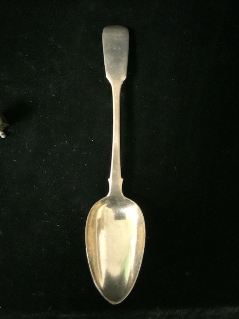 A GEORGE IV STERLING SILVER FIDDLE PATTERN TABLE SPOON BY R. POULDEN; LONDON 1820; WEIGHT 75 - Image 4 of 10