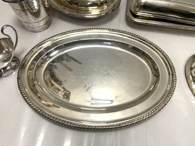 A QUANTITY OF SILVER-PLATED ITEMS INCLUDES ENTREE DISHES, A PLATTER, FISH EATERS, SERVING PIECES, AN - Image 4 of 8