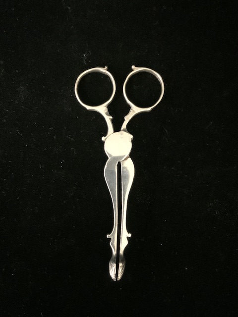 A PAIR OF GEORGIAN STERLING SILVER SCISSOR ACTION SUGAR NIPS; MARKS TO HANDLES RUBBED; LION - Image 2 of 5