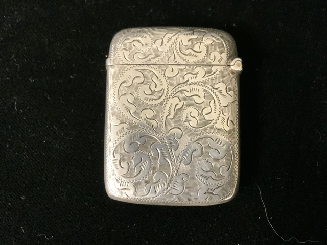 A VICTORIAN STERLING SILVER VESTA CASE BY H.J. COOPER & CO; BIRMINGHAM 1896; RECTANGULAR FORM; - Image 3 of 4