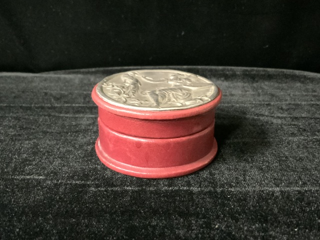 AN ART NOUVEAU SILVER TOPPED CIRCULAR RED LEATHER BOX BY DOUGLAS PELL SILVERWARE; LONDON 1989. - Image 4 of 5