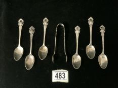 A SET OF SIX EDWARDIAN ARTS & CRAFTS STERLING SILVER TEASPOONS AND A PAIR OF SUGAR TONGS BY
