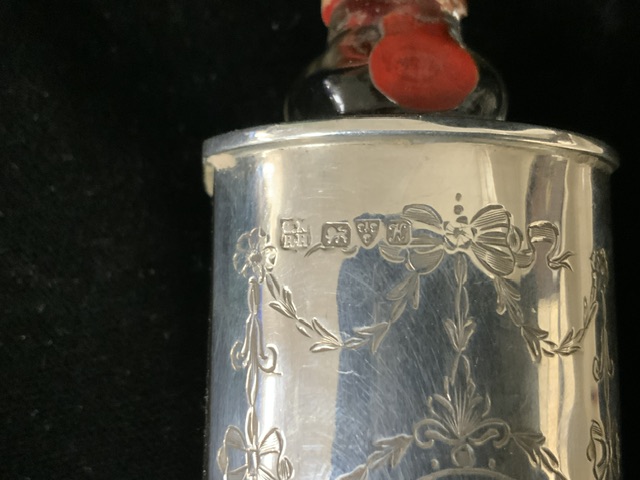 AN EDWARDIAN STERLING SILVER SCENT BOTTLE SLEEVE BY NATHAN & HAYES; CHESTER 1910; ENGRAVED WITH - Image 5 of 5