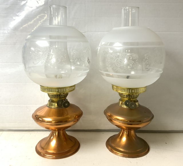 THREE VINTAGE OIL LAMPS; TWO COPPER AND ONE CERAMIC - Image 4 of 4
